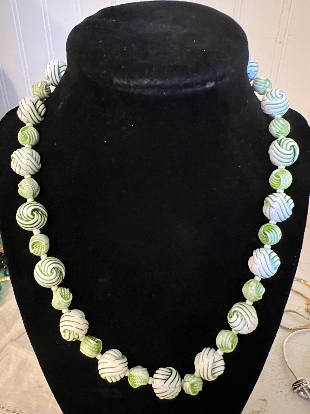 Vintage Mid Century swirl beaded necklace 18”